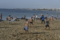 Врућ вјетар у Грчкој: 28 степени, људи уживају на плажама