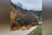 Odron u Crnoj Gori: Zemlja se srušila na put, najmanje jedna osoba povrijeđena VIDEO