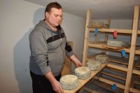 Маринко Војиновић прави традиционални јањски сир и кајмак