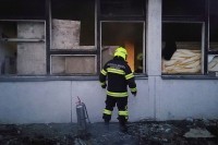 Мањи пожар избио је у напуштеном објекту бише Грађевинске школе у насељу Лазарево