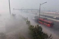 Густа магла и смог прекрили Њу Делхи