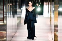 Pariz: Demi Mur prošetala pistom na modnoj reviji Fendija