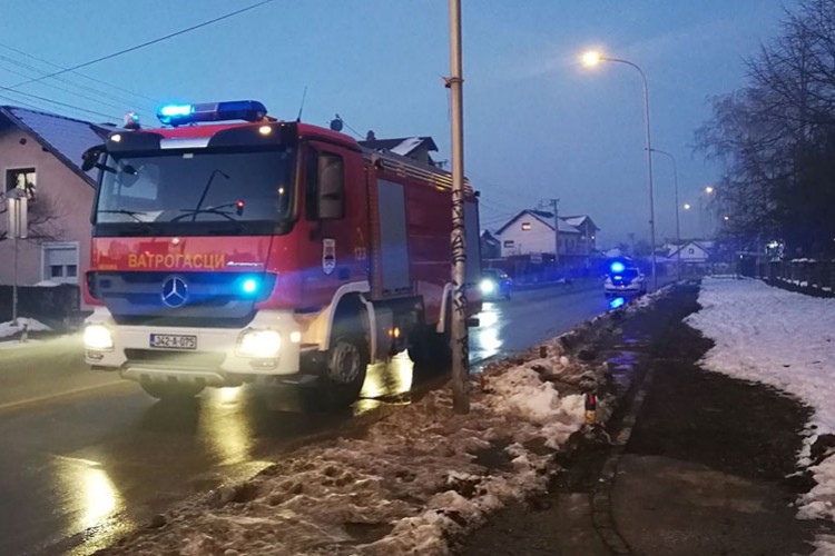 Manji požar izbio je u napuštenom objektu biše Građevinske škole u naselju Lazarevo