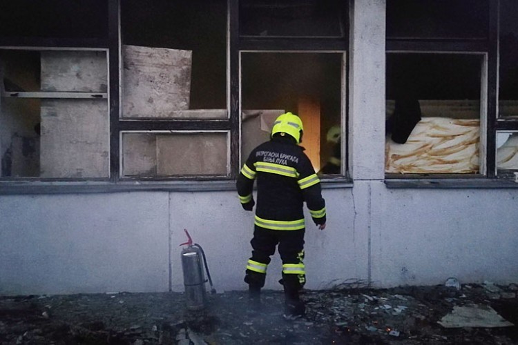 Мањи пожар избио је у напуштеном објекту бише Грађевинске школе у насељу Лазарево