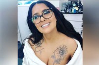 Salma Hajek pokazala tetovažu iznad grudi