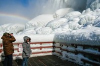 Поларна хладноћа у Америци заледила Нијагарине водопаде ВИДЕО