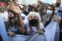 Аргентинци траже правду за Марадону