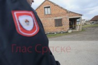 Detalji pokušaja ubistva u Čardačanima: Upucao suprugu, pa se predao policiji