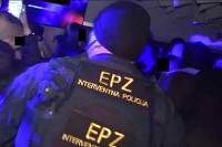 Hrvatska policija rasturila žurku sa 300 osoba, policajce gađali flašama