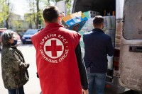 Grand trade са 50 породичних пакета основних животних намирница и средстава за хигијену помогао Црвени крст