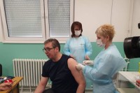 Вучић се ревакцинисао против вируса корона