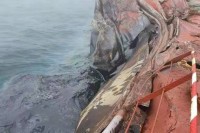 Екипе чисте нафтну мрљу у Жутом мору након судара бродова