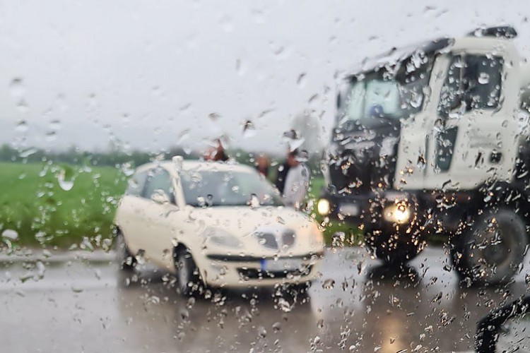 Prilikom nezgode kamion je zakačio "alfa romeo" koji se okrenuo na cesti