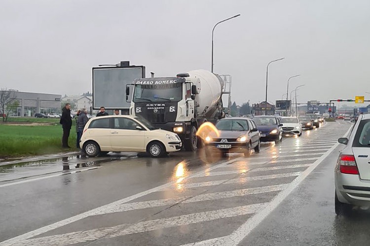 Prilikom nezgode kamion je zakačio "alfa romeo" koji se okrenuo na cesti