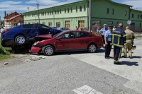 Судар три аутомобила у Приједору, мајку и дијете ватрогасци извлачили из возила