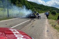У тешкој саобраћајној незгоди код Костајнице у потпуности је изгорио један аутомобил