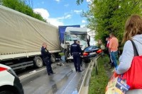 Jedna osoba povrijeđena u sudaru dva kamiona i automobila