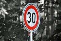 Ограничење брзине на 30 km/h у насељима не уводи се у законску процедуру