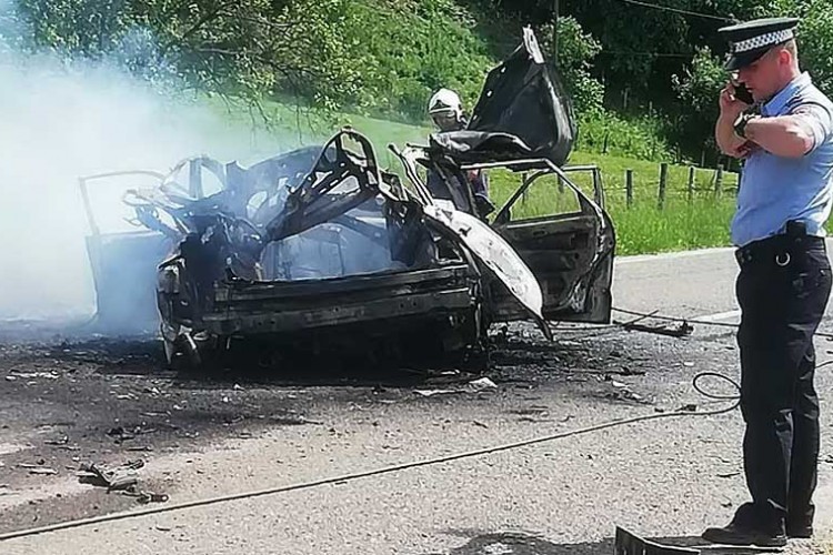 У тешкој саобраћајној незгоди код Костајнице у потпуности је изгорио један аутомобил