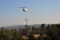 Policijskim helikopterom postavljen krst na brdo kod Osečine