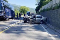 Poginuo vozač putničkog vozila u sudaru sa autobusom