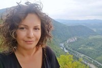 Monika Ponjavić, scenski dizajner o izložbi “Ko bi Bog u Bosni bio?”: Horor i ljepota našeg življenja