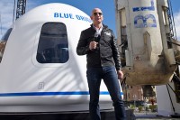 I Bezos u svemirskoj letelici “Blu oridžina”, let 20. jula