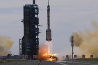 Кина: Лансирана ракета са три астронаута