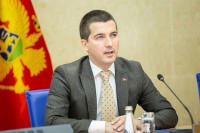 Бечић: Рјешење није у рушењу владе, већ у дијалогу