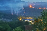 Požar u rejonu fabrike “Sloboda” u Čačku, prijetnja po kuće