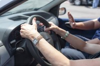 Potvrđena optužnica protiv instruktora vožnje Mustafe Karavdića iz Visokog: U automobilu ljubio i pipao kandidatkinju