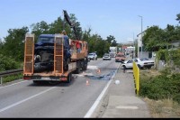 Muškarac poginuo , više osoba povrijeđeno u sudaru „mercedesa“ i minibusa