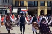 Smotra folklora u Zagrebu: Na Trgu bana Jelačića pleše se Užičko kolo i vijori srpska trobojnica VIDEO