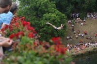 Skokovima s banjalučkog Gradskog mosta počela manifestacija „Ljeto na Vrbasu“.