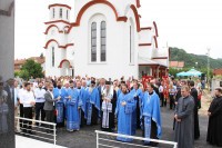 На славу храма донесене мошти Светих врачева Козме и Дамјана