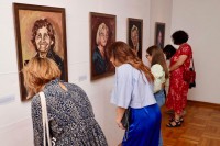 Izložba umjetnice Nine Babić do kraja jula u Banskom dvoru u Banjaluci: Pogled na nasilje očima istine