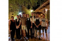 Новак на заслуженом одмору у Црној Гори, позира са особљем ресторана