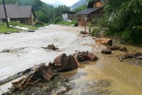 Потопљен центар Ивањице, вода однијела сеоске путеве