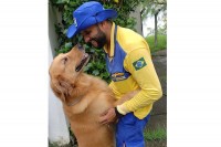Симпатични поштар осваја интернет позирајући са псима које среће на послу