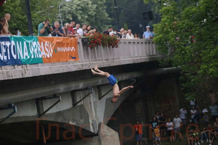 Skokovima s banjalučkog Gradskog mosta počela manifestacija „Ljeto na Vrbasu“.