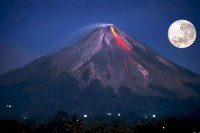 Vulkan Merapi drugi dan zaredom izbacuje lavu i pepeo