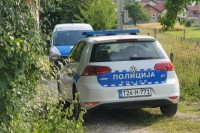 Nožem i motikom nasrnuo na sudske policajce