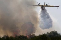 Пожар на Биокову гасе све расположиве снаге из Макарске и три канадера