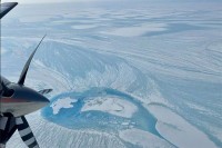 Научници из авиона снимили забрињавајуће екстремно топљење леда на Гренланду