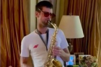 Кад Ђоковић свира саксофон сви покрију уши VIDEO
