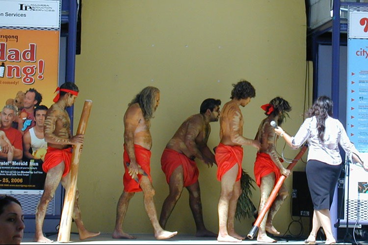 Абориџини наступају у  Краун Стрит Молу
