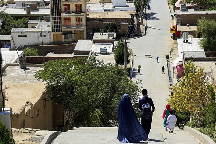Stanovnici hodaju Kabulom
