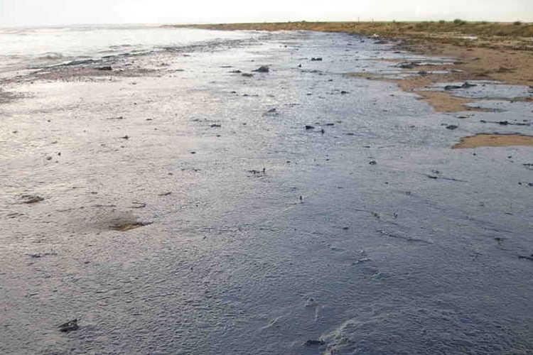 plaža zagađena naftnom mrljom