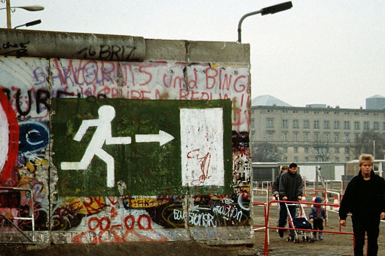 Берлински зид 1989. године, након рушења
