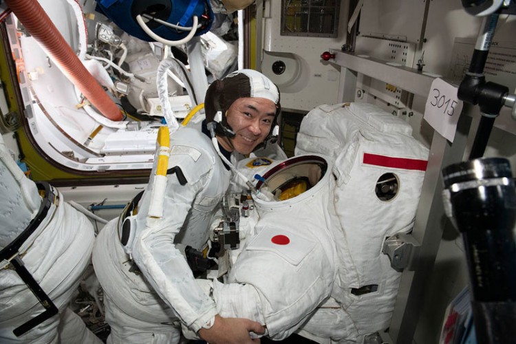 јапански астронаут Акихико Хошиде провјерава свемирско одјело